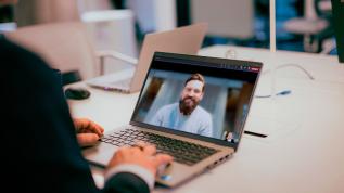 Pöydällä oleva kannettava työasema.