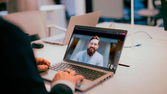 Pöydällä oleva kannettava työasema.